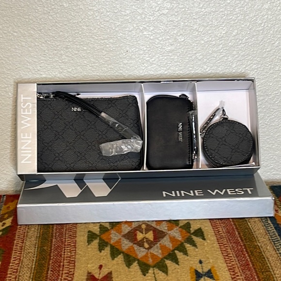 NINE WEST MISTLETOE WRISTLET COIN PURSE GIFT SET **NWT** - Picture 2 of 9